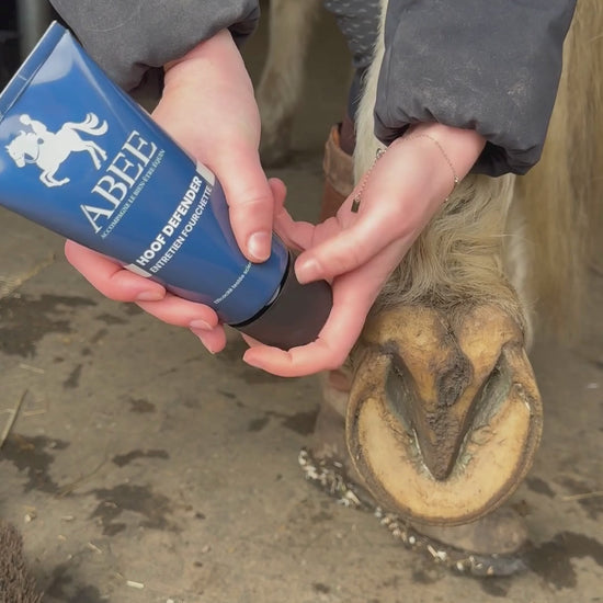 Application de HOOF DEFENDER avec l'embout canule sur la fourchette