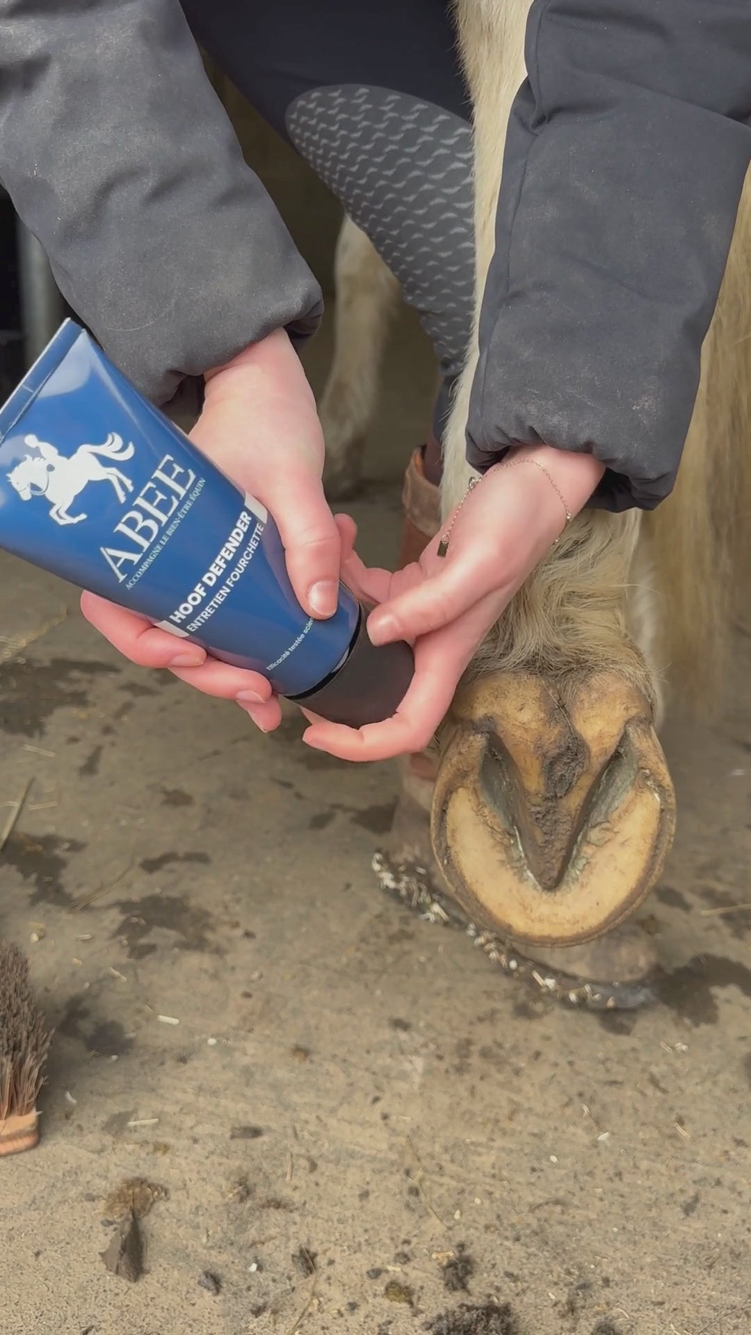 Application de HOOF DEFENDER avec l'embout canule sur la fourchette